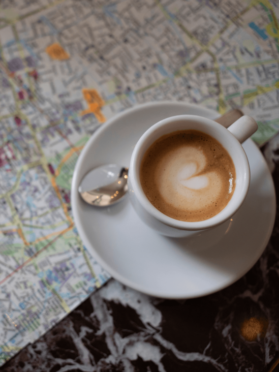Tasse Kaffee auf einer Stadtführung in München