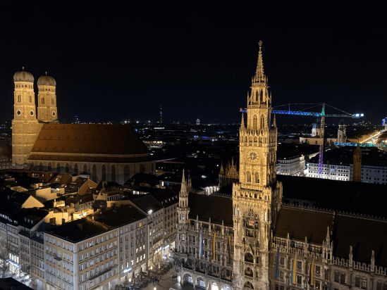 Abendstimmung am Marienplatz in München mit Blick von oben auf das Neue Rathaus