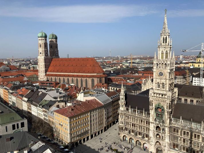 Schöner Blick auf den Marienplatz mit Frauenkirche und Neuem Rathaus