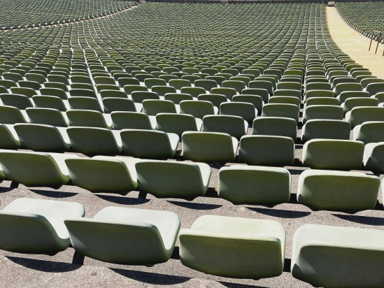 Grüne Schalensitze im Münchner Olympiastadion