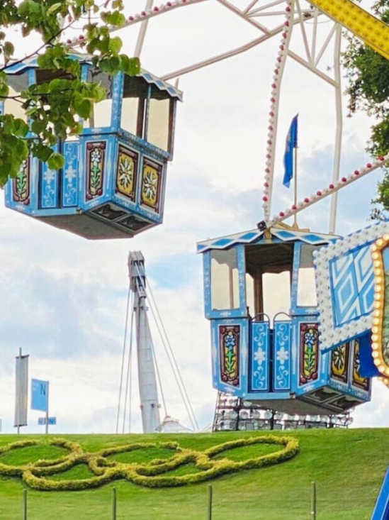 Riesenrad Gondeln auf Sommerfest im Olympiapark in München