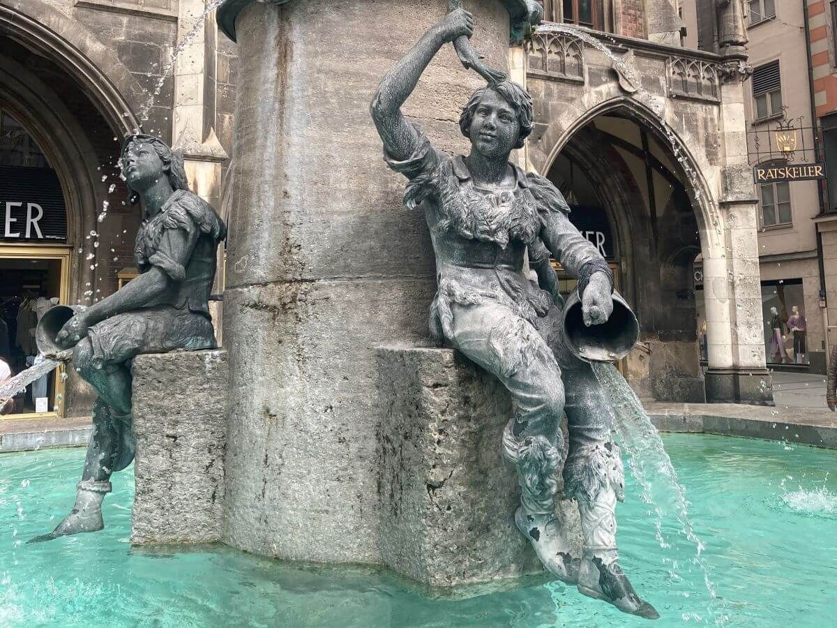 Figuren auf dem Münchner Fischbrunnen am Marienplatz