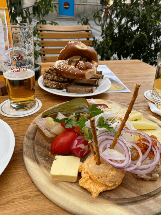 Brotzeit und Bier auf einer kulinarischen Stadtführung in München