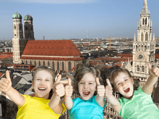 Kinder vor dem Neuen Rathaus und der Frauenkirche in München