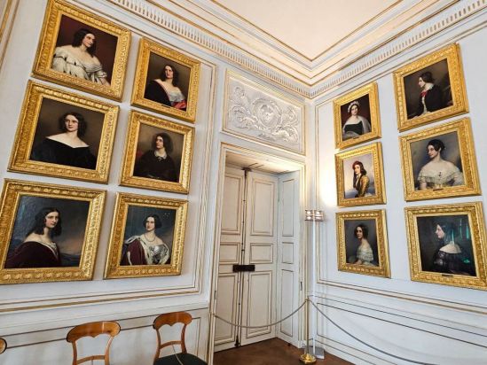 Einer der prächtigen Säle in Schloss Nymphenburg beinhaltet die Schönheitengalerie