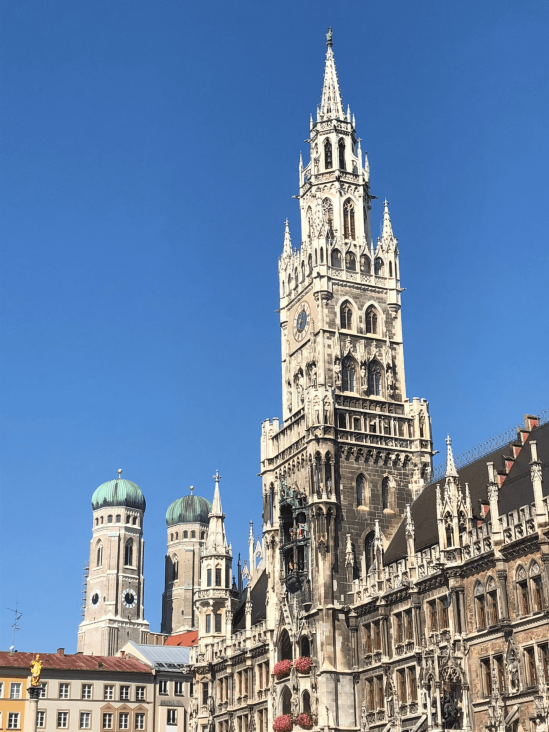 Das Neue Rathaus vor den Türmen der Frauenkirche in München