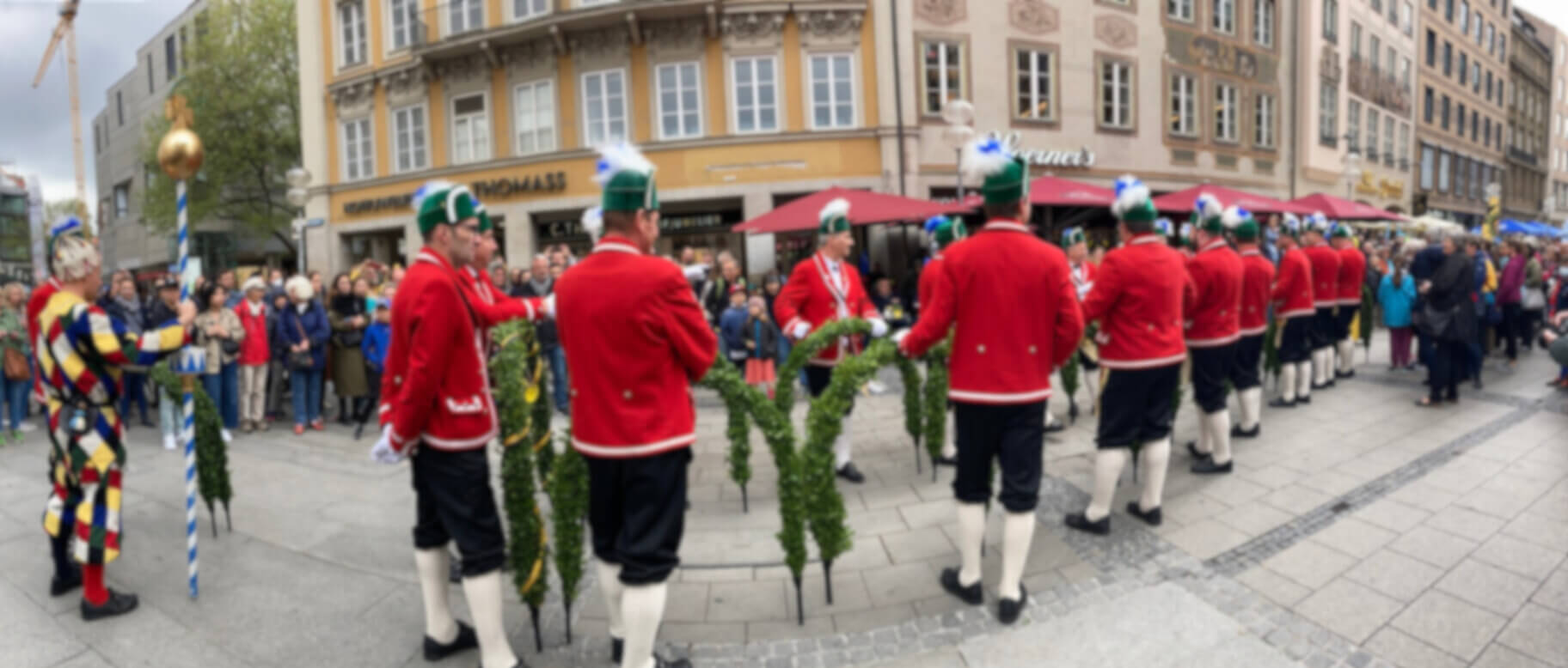 Die Schäffler führen am Marienplatz ihren traditionellen Tanz auf